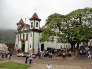 Missa em dia chuvoso em Santa Bárbara.