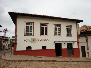 O simpático, simples e acolhedor Hotel Quadrado de Santa Bárbara.