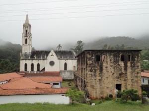 À direita, a lembrança do incêndio de 1968 que atingiu o educandário do Caraça.