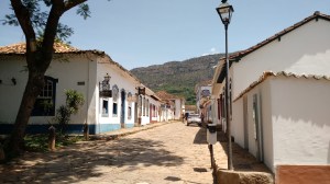 Rua Direita, com o paredão ao fundo.